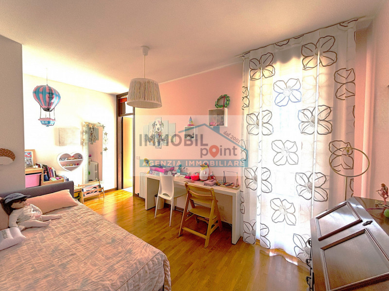 Inserito all'interno del tranquillo quartiere residenziale di Feriole di Teolo proponiamo un appa...