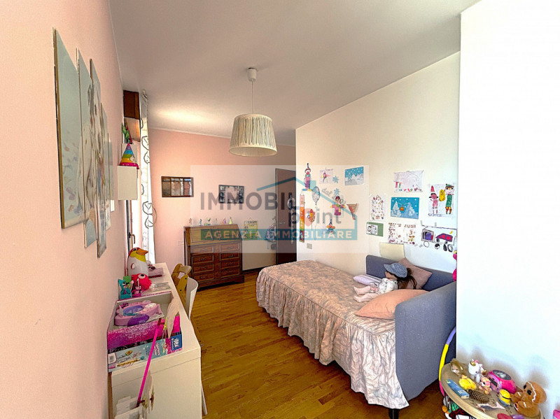 Inserito all'interno del tranquillo quartiere residenziale di Feriole di Teolo proponiamo un appa...