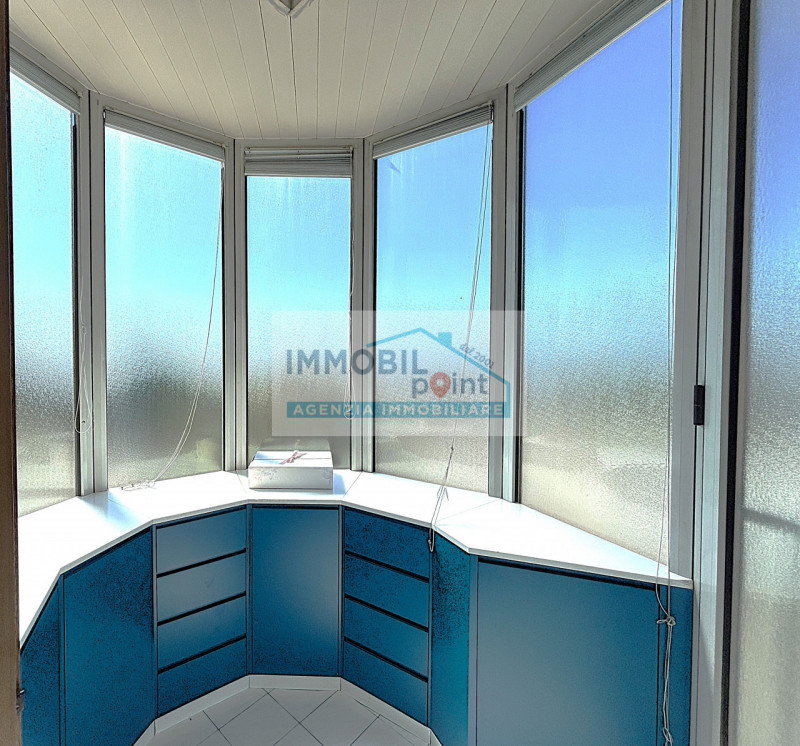 Inserito all'interno del tranquillo quartiere residenziale di Feriole di Teolo proponiamo un appa...