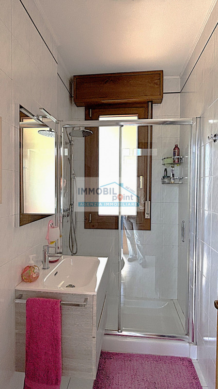 Inserito all'interno del tranquillo quartiere residenziale di Feriole di Teolo proponiamo un appa...