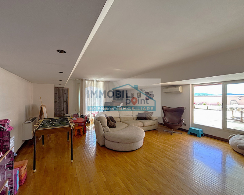 Inserito all'interno del tranquillo quartiere residenziale di Feriole di Teolo proponiamo un appa...