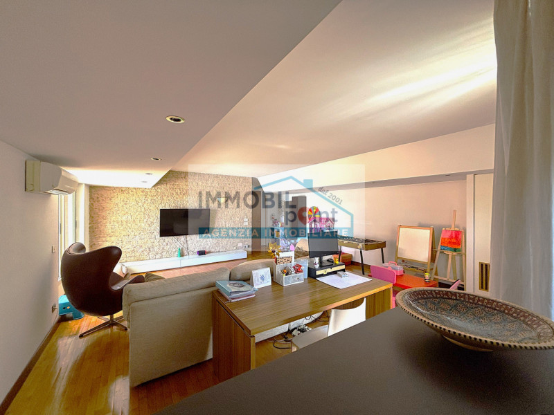 Inserito all'interno del tranquillo quartiere residenziale di Feriole di Teolo proponiamo un appa...