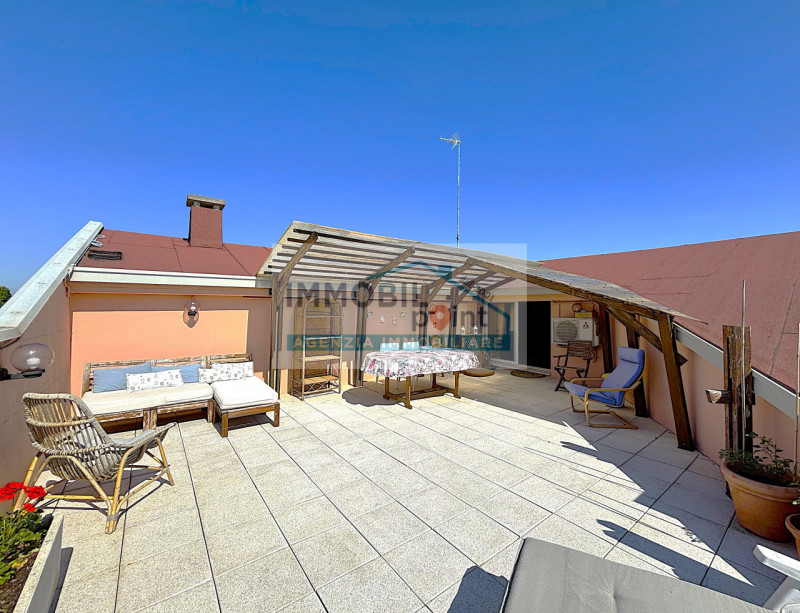 Inserito all'interno del tranquillo quartiere residenziale di Feriole di Teolo proponiamo un appa...