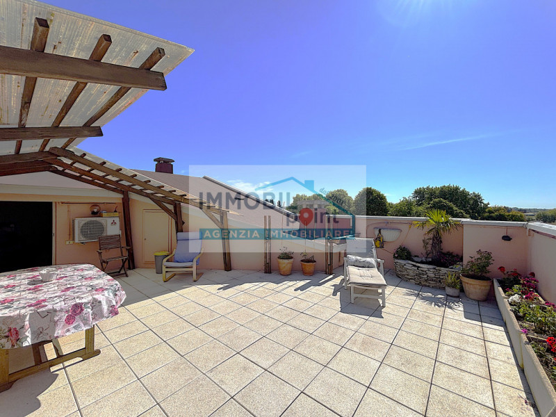 Inserito all'interno del tranquillo quartiere residenziale di Feriole di Teolo proponiamo un appa...