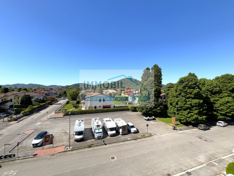 Inserito all'interno del tranquillo quartiere residenziale di Feriole di Teolo proponiamo un appa...