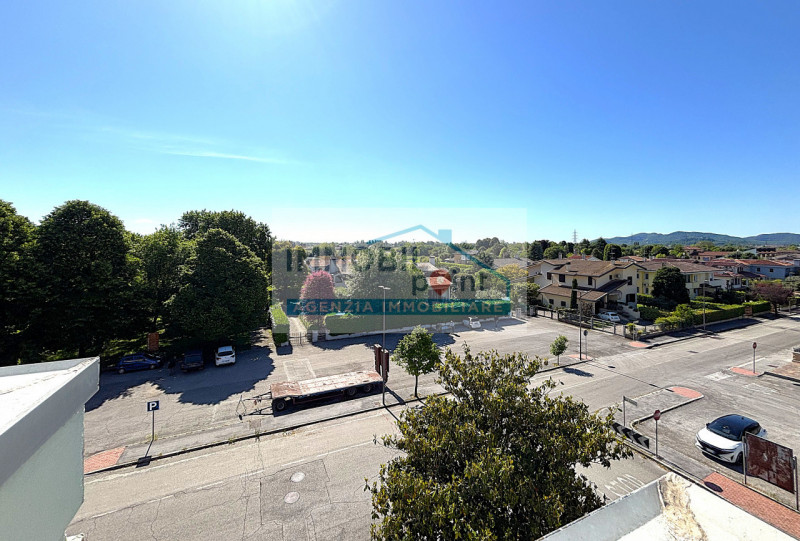 Inserito all'interno del tranquillo quartiere residenziale di Feriole di Teolo proponiamo un appa...