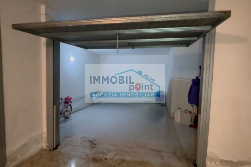 Inserito all'interno del tranquillo quartiere residenziale di Feriole di Teolo proponiamo un appa...