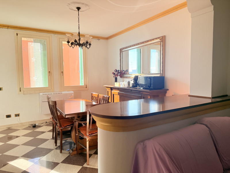 In zona strategica e comoda alla viabilità e a tutti i principali servizi, proponiamo in vendita ...