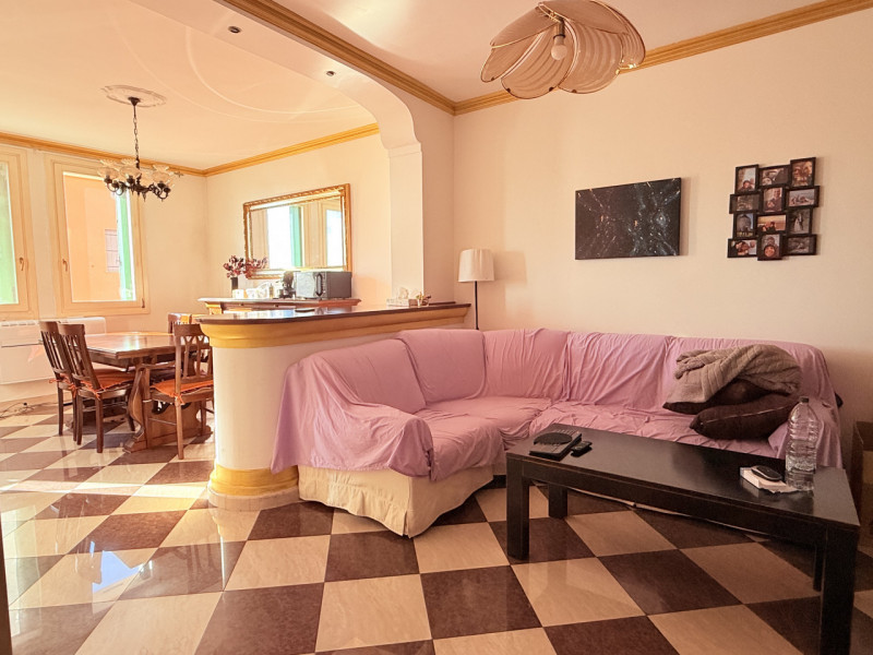 In zona strategica e comoda alla viabilità e a tutti i principali servizi, proponiamo in vendita ...