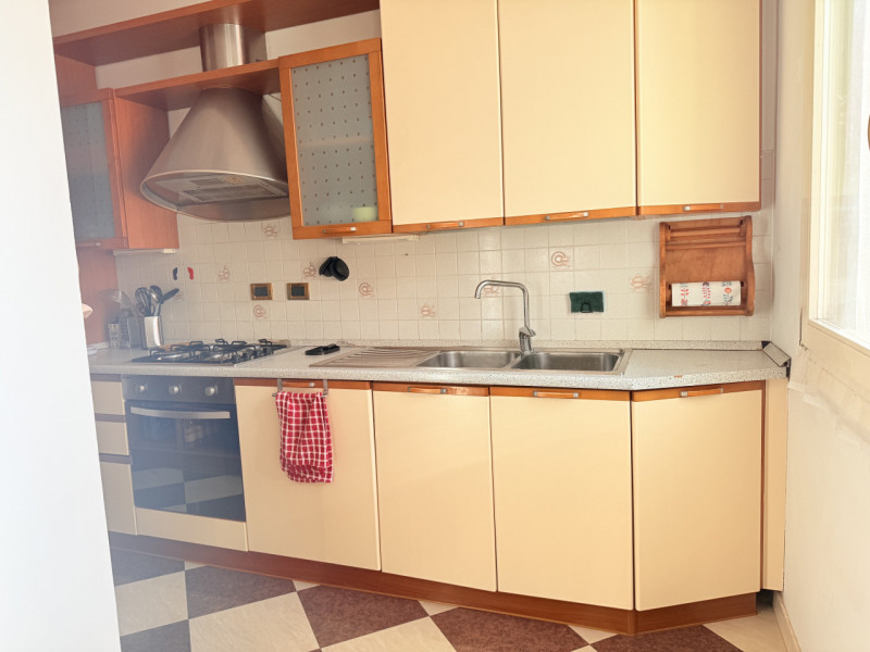 In zona strategica e comoda alla viabilità e a tutti i principali servizi, proponiamo in vendita ...