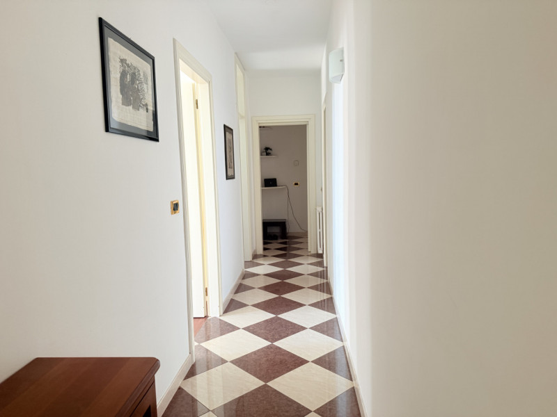 In zona strategica e comoda alla viabilità e a tutti i principali servizi, proponiamo in vendita ...