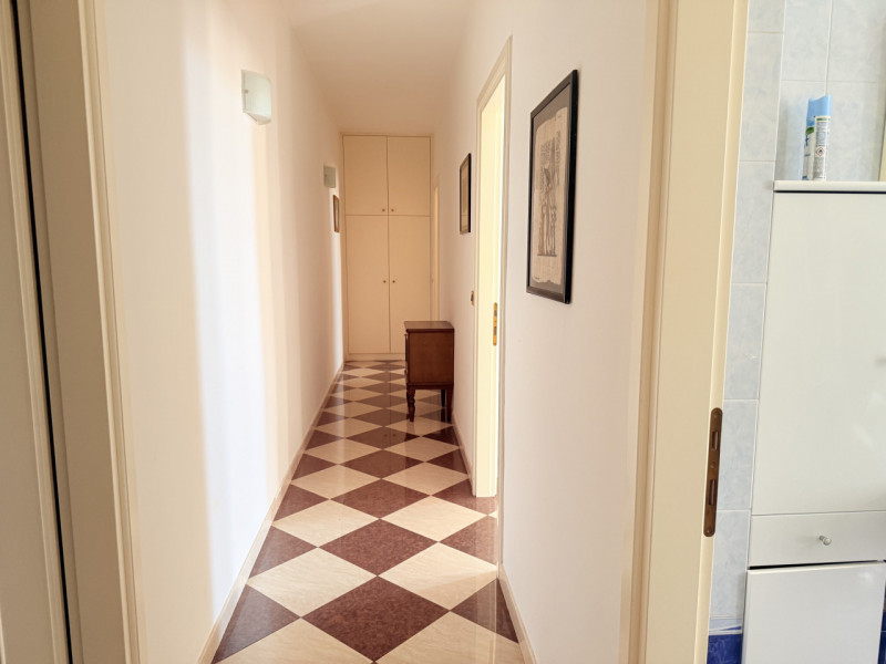 In zona strategica e comoda alla viabilità e a tutti i principali servizi, proponiamo in vendita ...