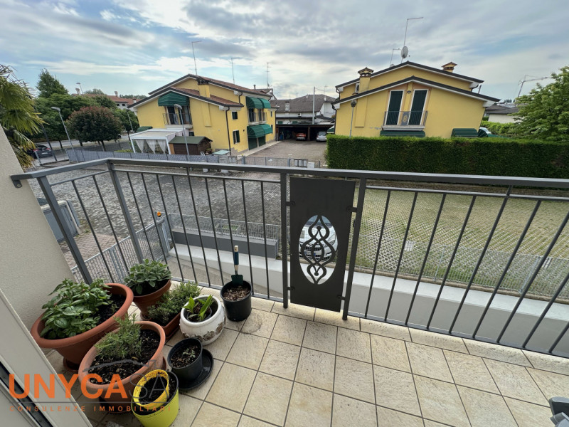 Proponiamo curato duplex a Saccolongo, in quartiere tranquillo e ben collegato ai servizi e ai me...