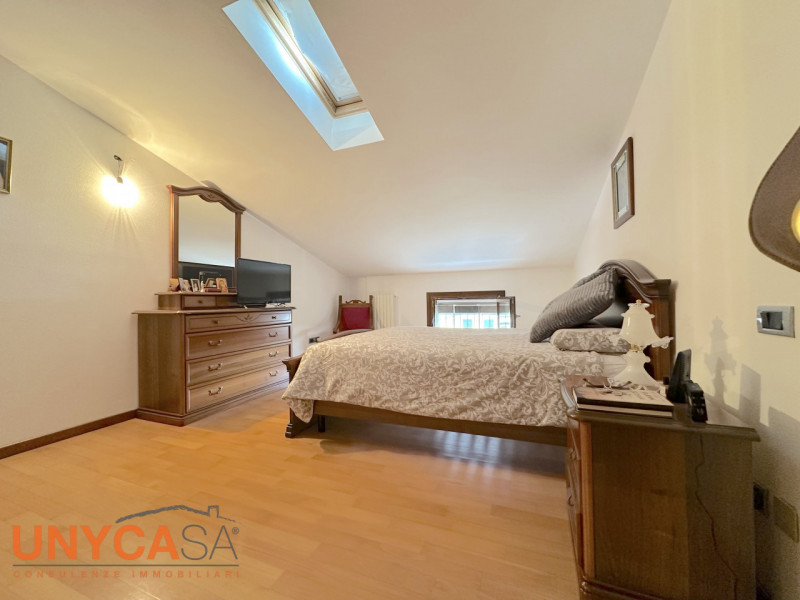 Proponiamo curato duplex a Saccolongo, in quartiere tranquillo e ben collegato ai servizi e ai me...