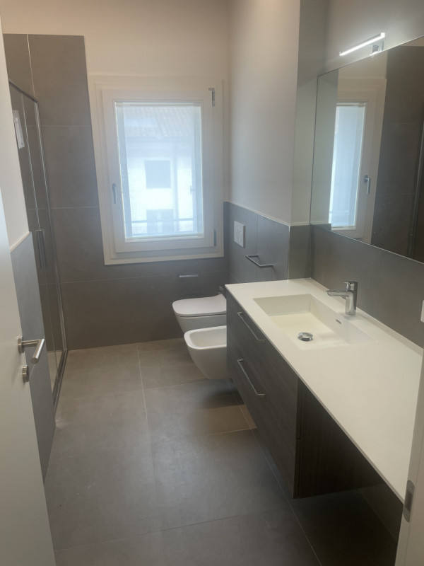 A due passi da Corso Palladio si affitta elegante appartamento ristrutturato con finiture di preg...