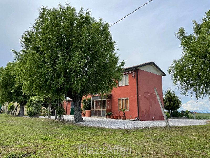 Al centro del paese di Conche di Codevigo, proponiamo in vendita casa singola (abitabile), con am...