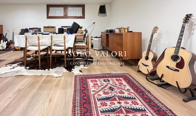 Rif. B467 (per info 338 9387816 Matteo – 340 2242606 Marco)

Gradevole porzione di bifamiliare in...