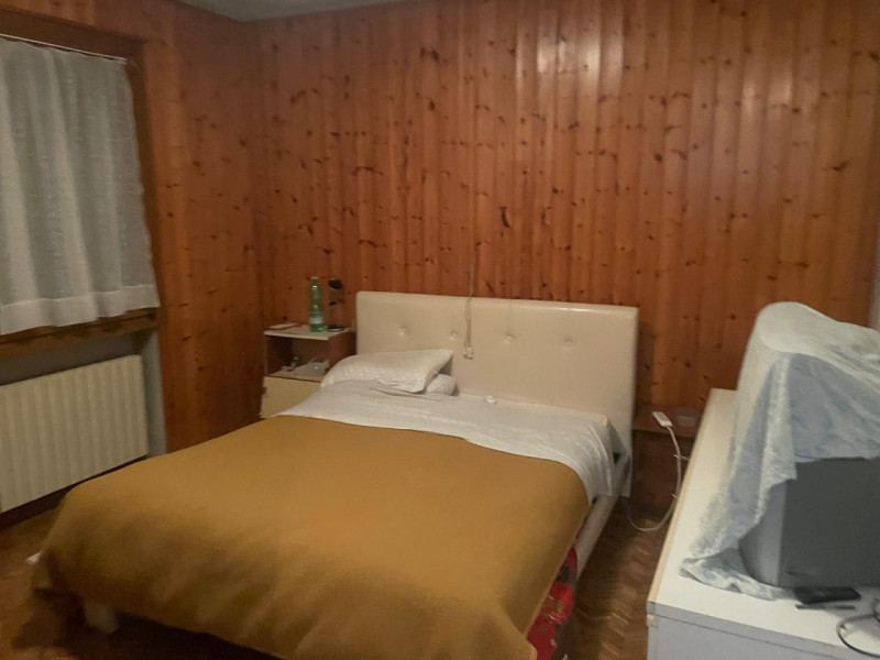 Proponiamo in vendita una porzione di casa a schiera, situata nel cuore di Recoaro Terme. Con una...