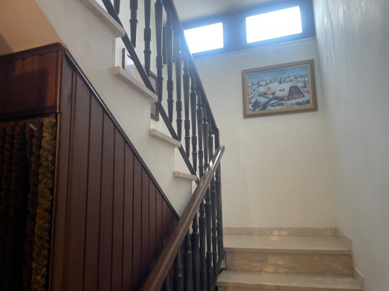 Proponiamo in vendita una porzione di casa a schiera, situata nel cuore di Recoaro Terme. Con una...