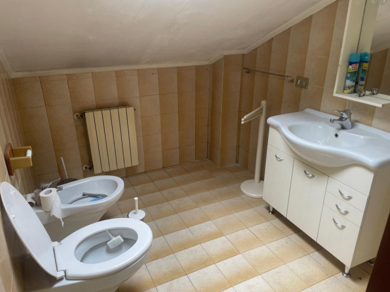 Proponiamo in vendita una porzione di casa a schiera, situata nel cuore di Recoaro Terme. Con una...