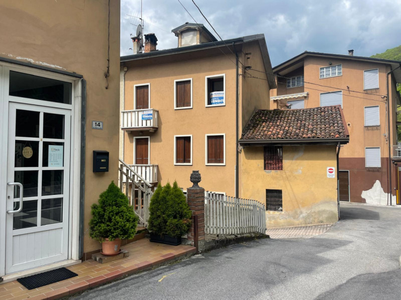Proponiamo in vendita una porzione di casa a schiera, situata nel cuore di Recoaro Terme. Con una...