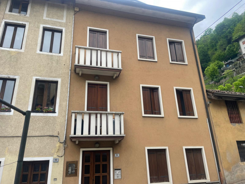 Proponiamo in vendita una porzione di casa a schiera, situata nel cuore di Recoaro Terme. Con una...