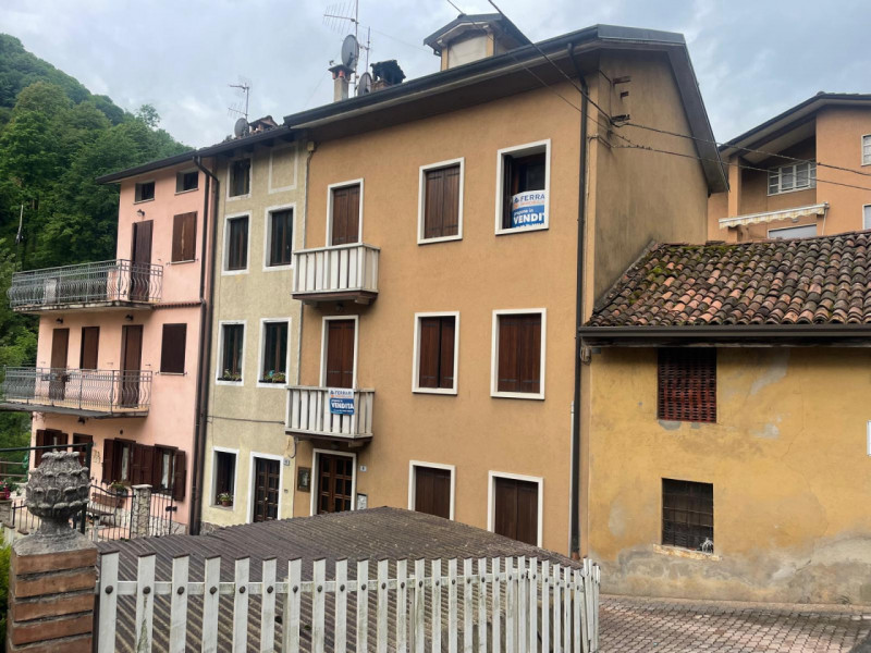 Proponiamo in vendita una porzione di casa a schiera, situata nel cuore di Recoaro Terme. Con una...