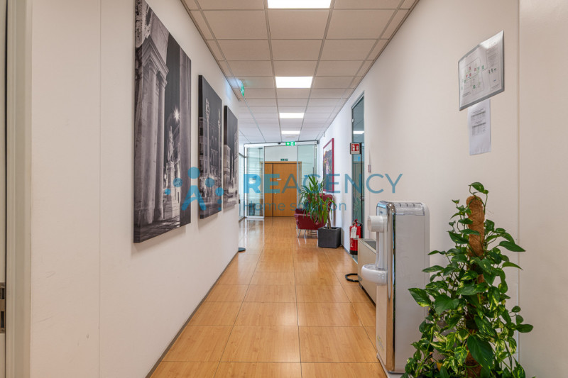 VICENZA - ZONA FIERA In via dell’Edilizia 19, nel cuore del business district di Vicenza, a ridos...