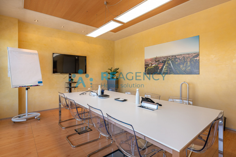 VICENZA - ZONA FIERA In via dell’Edilizia 19, nel cuore del business district di Vicenza, a ridos...