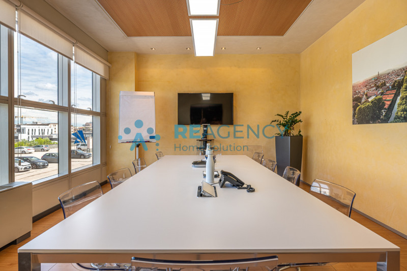 VICENZA - ZONA FIERA In via dell’Edilizia 19, nel cuore del business district di Vicenza, a ridos...