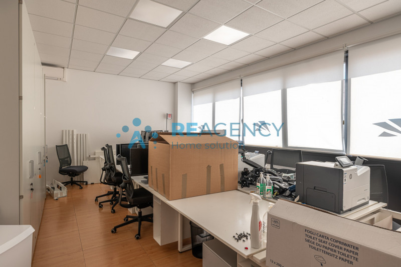 VICENZA - ZONA FIERA In via dell’Edilizia 19, nel cuore del business district di Vicenza, a ridos...