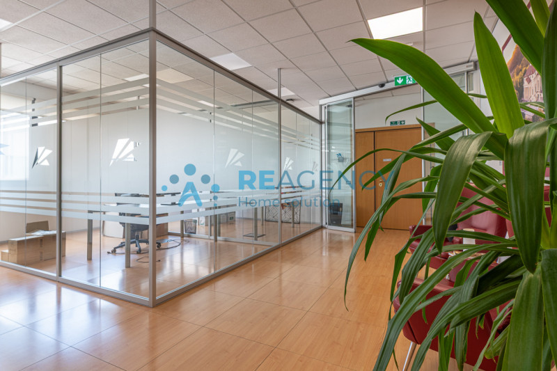 VICENZA - ZONA FIERA In via dell’Edilizia 19, nel cuore del business district di Vicenza, a ridos...