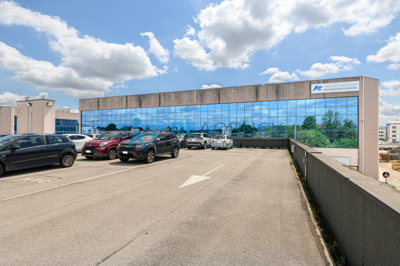 VICENZA - ZONA FIERA In via dell’Edilizia 19, nel cuore del business district di Vicenza, a ridos...