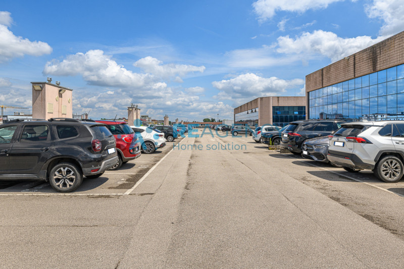 VICENZA - ZONA FIERA In via dell’Edilizia 19, nel cuore del business district di Vicenza, a ridos...