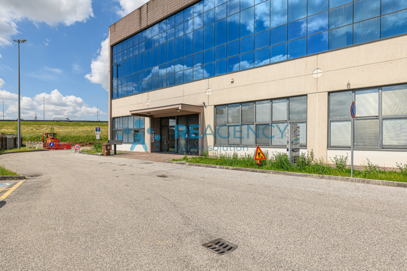 VICENZA - ZONA FIERA In via dell’Edilizia 19, nel cuore del business district di Vicenza, a ridos...