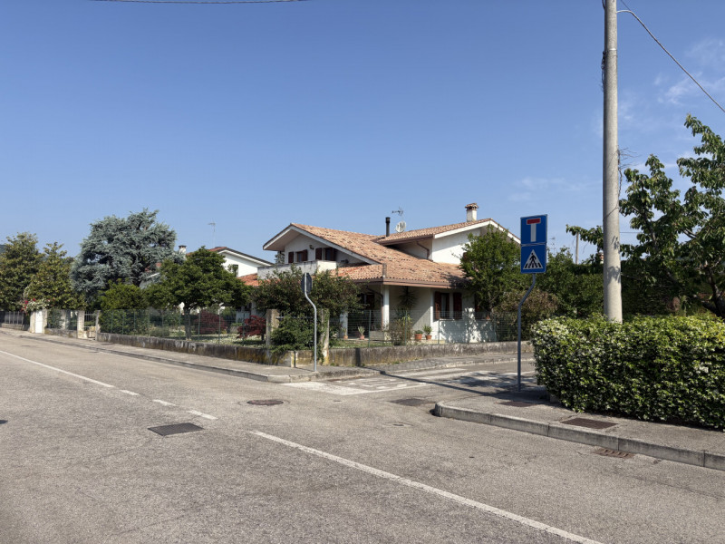 Nel cuore di Torreglia, in posizione centrale e comodissima a tutti i servizi che il paese può of...