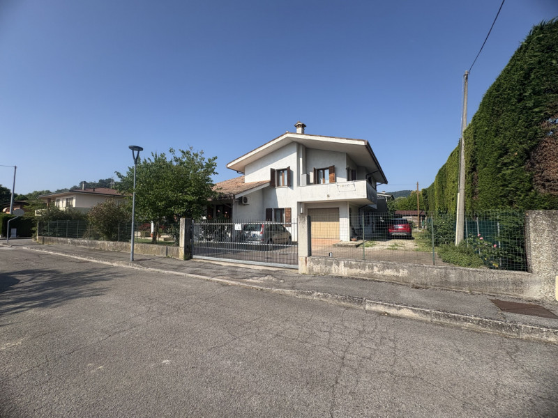 Nel cuore di Torreglia, in posizione centrale e comodissima a tutti i servizi che il paese può of...
