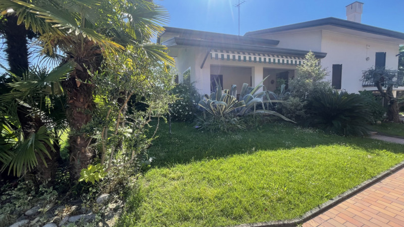 MUSILE DI PIAVE: Classe Energetica D - IPE 127,07 Kwh/m2 anno. 
Villa singola su strada chiusa a ...