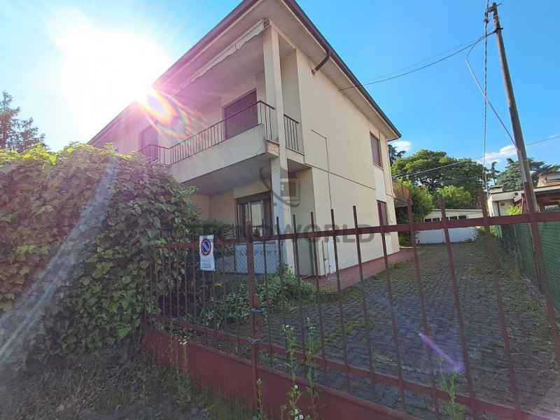 Proponiamo in vendita, nel cuore di Malo, un ampio appartamento quadrilocale di ben 170 mq situat...