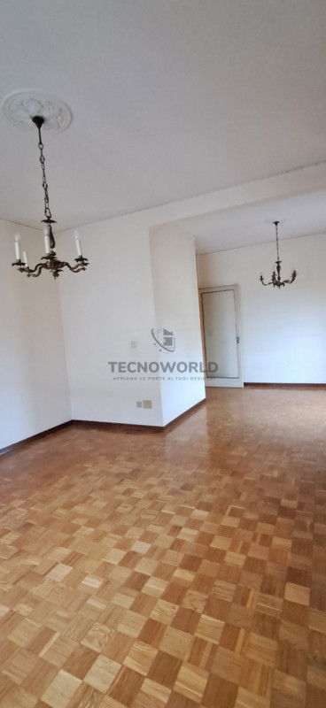 Proponiamo in vendita, nel cuore di Malo, un ampio appartamento quadrilocale di ben 170 mq situat...