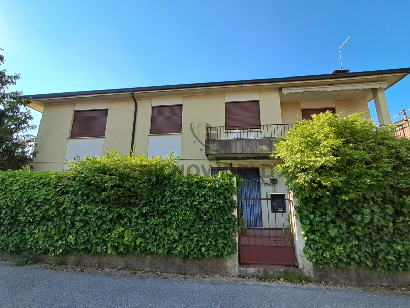 Scopri questo ampio appartamento quadrilocale in contesto bifamiliare  nel cuore di Malo, ideale ...