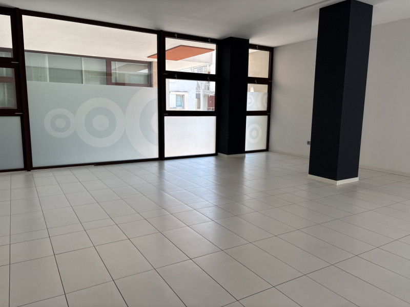 (Per INFO Stefania 3409601861) In vendita prestigioso ufficio di ampia metratura nel cuore del ce...