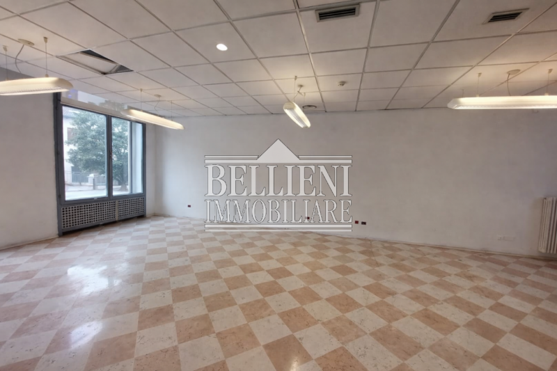 BORGO BERGA/VIALE MARGHERITA 113: in posizione strategica e dalla grande visibilità, proponiamo i...