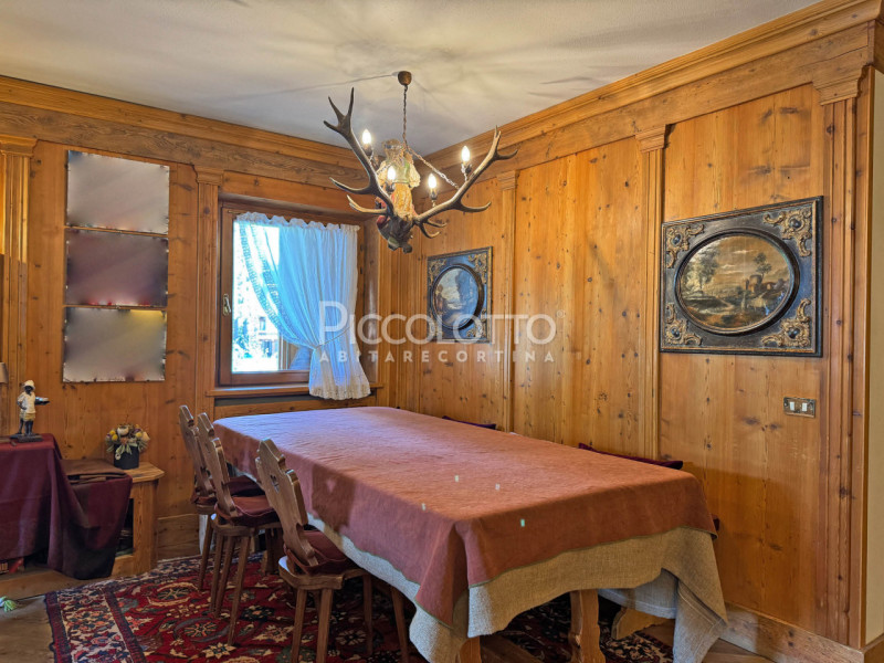 Disponibile per Natale - Capodanno 2025 

Rif. A5292 - Cortina d'Ampezzo - In posizione centralis...