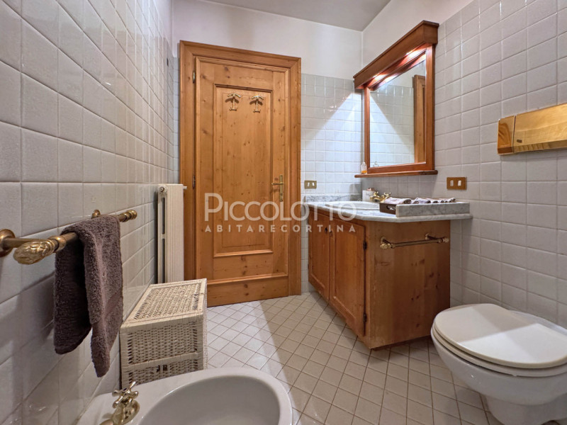 Disponibile per Natale - Capodanno 2025 

Rif. A5292 - Cortina d'Ampezzo - In posizione centralis...