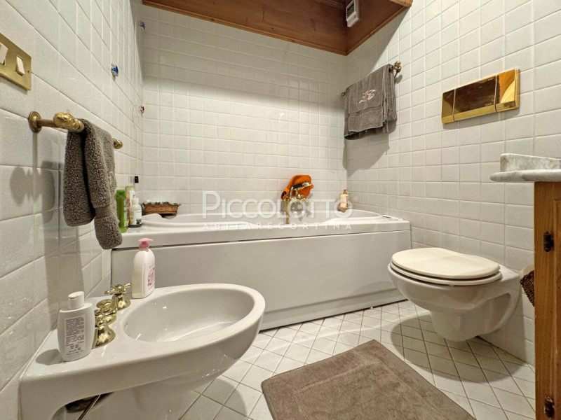 Disponibile per Natale - Capodanno 2025 

Rif. A5292 - Cortina d'Ampezzo - In posizione centralis...