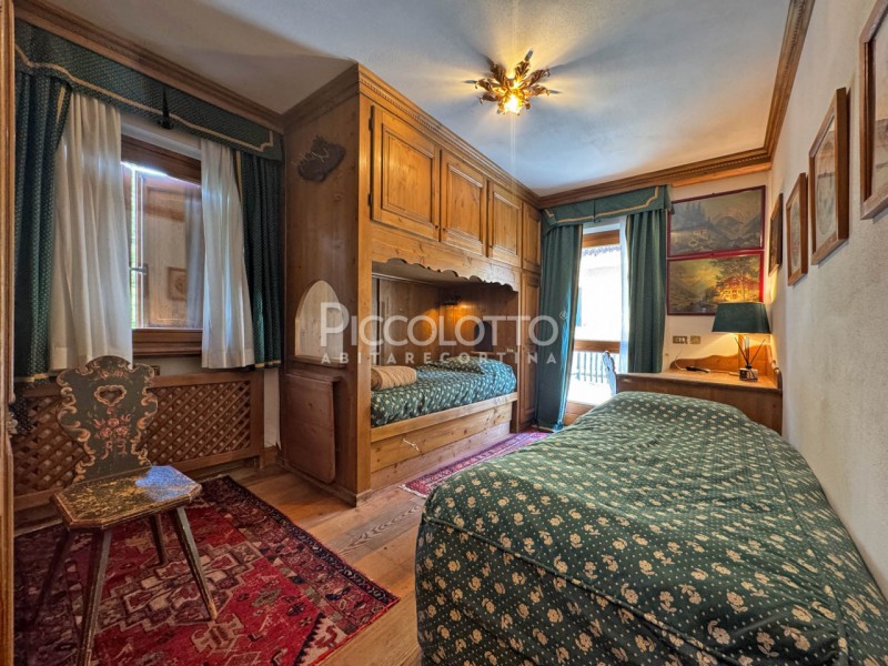 Disponibile per Natale - Capodanno 2025 

Rif. A5292 - Cortina d'Ampezzo - In posizione centralis...