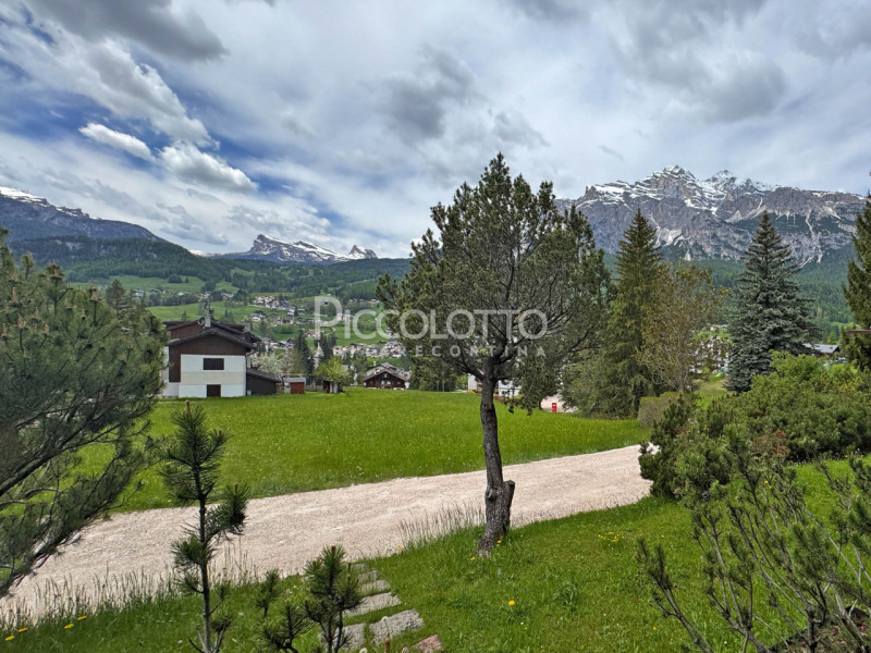 Rif. V5293 – Nel cuore di Cortina d’Ampezzo, nella rinomata località di Verocai, proponiamo in ve...