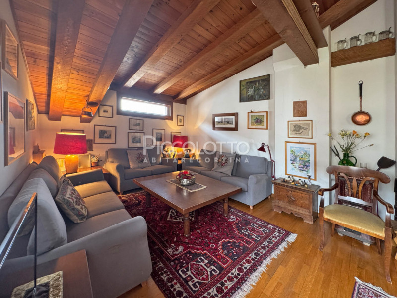 Rif. V5293 – Nel cuore di Cortina d’Ampezzo, nella rinomata località di Verocai, proponiamo in ve...