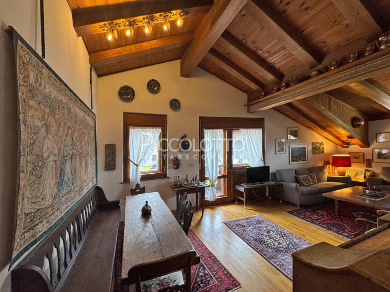 Rif. V5293 – Nel cuore di Cortina d’Ampezzo, nella rinomata località di Verocai, proponiamo in ve...